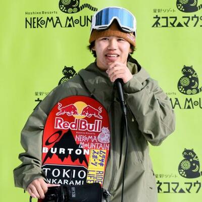 　練習後、取材に応じるスノーボード男子の荻原大翔＝２３日、星野リゾートネコママウンテン