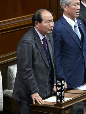 本会議に臨む福田氏=23日午後、衆院本会議場