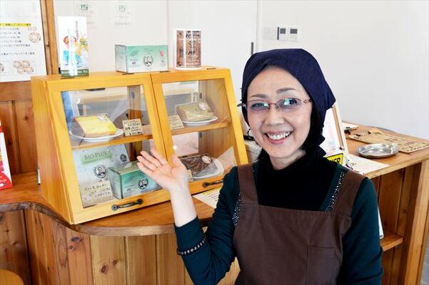 シフォンケーキを製造する倉上さん