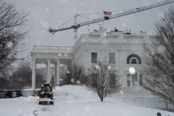 ホワイトハウスの上に架かる工事のクレーン=25日、ワシントン(AP=共同)