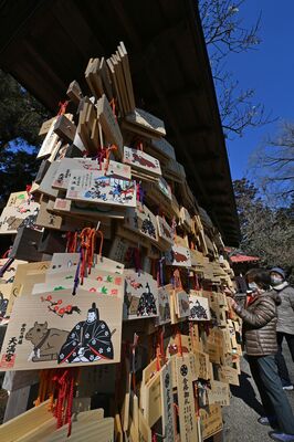絵馬掛けに鈴なりに掛けられている合格祈願の絵馬＝１１日午前１１時５５分、芳賀町西水沼（超広角レンズ使用）