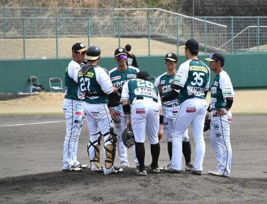 ２回、勝ち越しを許しマウンドに集まる栃木ＧＢの選手たち＝福島県本宮市のしらさわグリーンパーク
