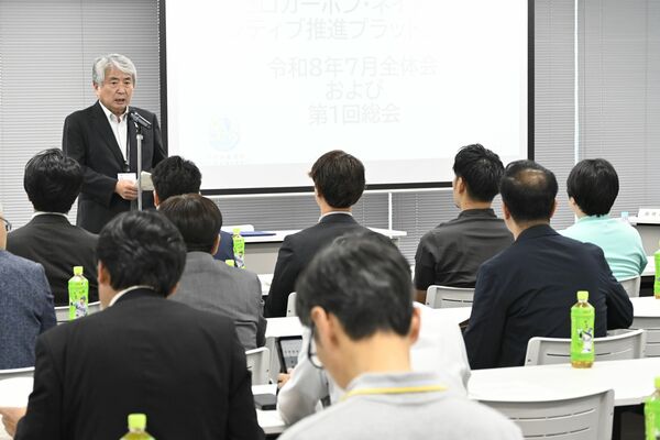 地域新電力会社の設立準備を承認した小山市ゼロカーボン・ネイチャーポジティブ推進プラットフォームの会合であいさつする浅野市長