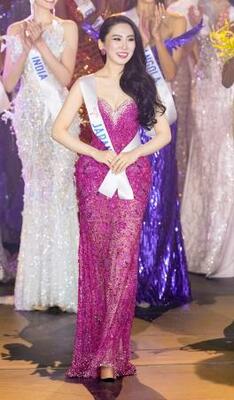 　「ミス・インターナショナル世界大会２０２５」で「ミス・フレンドシップ」に選ばれた日本代表の能崎愛さん＝２７日夜、東京都渋谷区