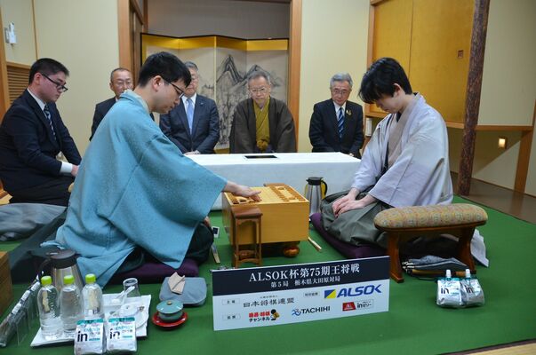 藤井聡太王将（右）に永瀬九段が挑む王将戦７番勝負第５局が始まった＝８日午前、大田原市黒羽向町（日本将棋連盟提供）