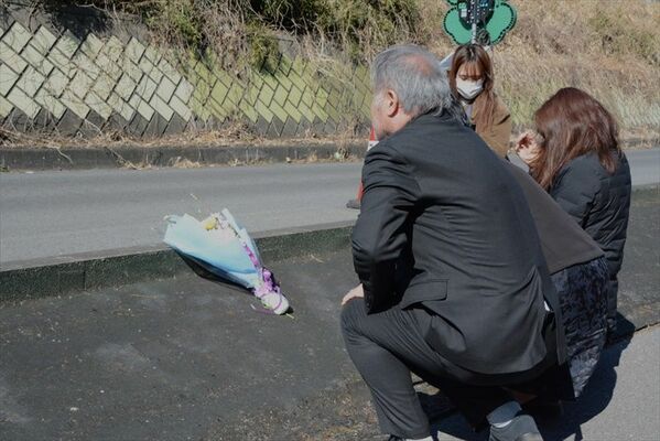 事故現場近くを訪れた多恵子さん（右端）と献花した井上さん（左端）ら＝12日午後、宇都宮市下栗町