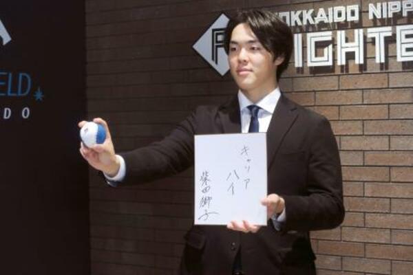 　契約更改交渉を終えて色紙を手にポーズをとる日本ハム・柴田＝２０日、エスコンフィールド北海道