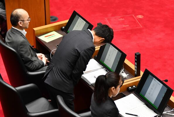 謝罪する斎藤藤男議員