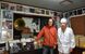 レコードが並ぶ店内。八木沢さん（左）と今泉さん