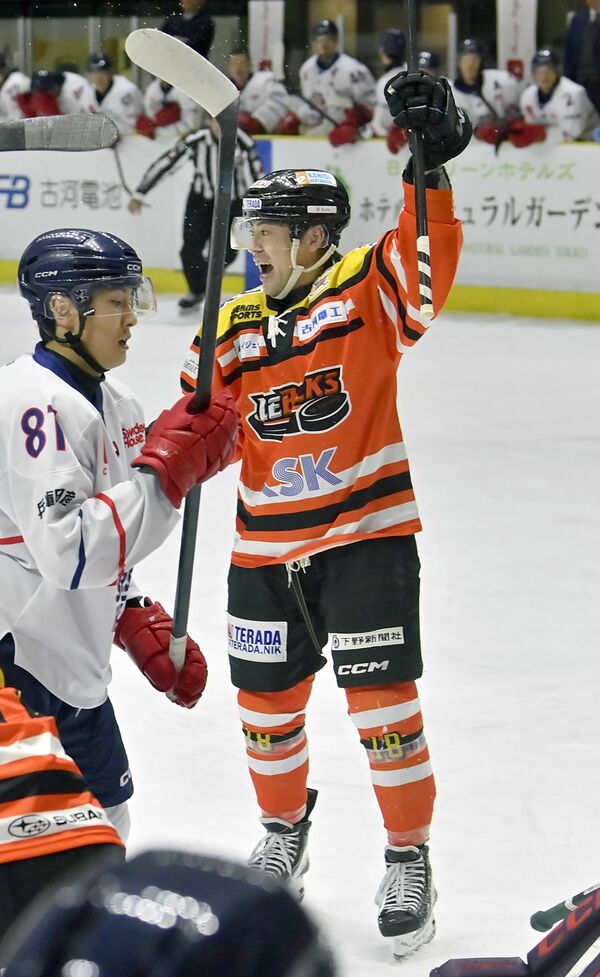 第１ピリオド13分34秒、バックスのＦＷ古橋が先制ゴールを決めてガッツポーズ＝日光霧降アイスアリーナ、広瀬華撮影