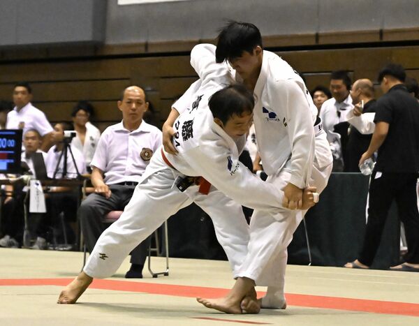 昨年８月の全日本実業個人選手権２回戦で、得意の小内刈りを仕掛ける高藤＝兵庫県尼崎市のベイコム総合体育館、加藤竜矢撮影