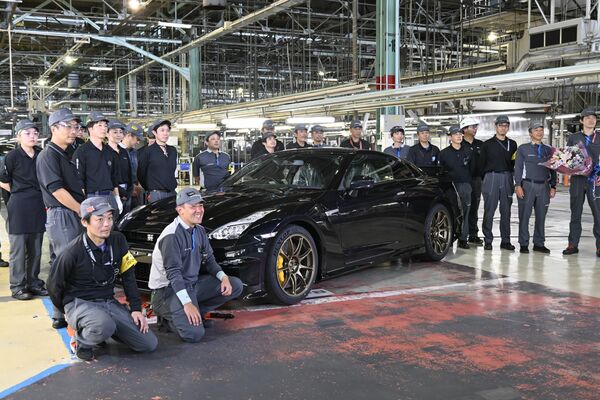 最後の１台の「ＧＴ－Ｒ」を囲む製造担当者ら＝26日午後、上三川町