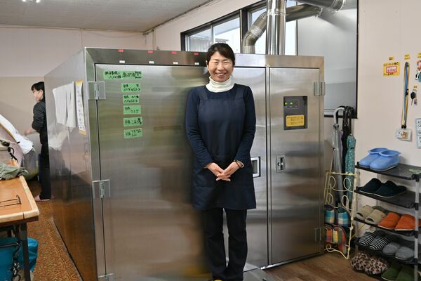 秋桜の平石さん。後ろにあるのは熱消毒器