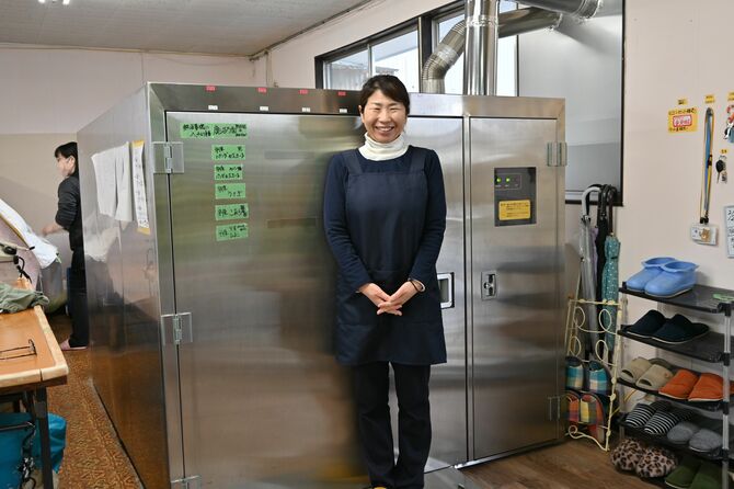 秋桜の平石さん。後ろにあるのは熱消毒器