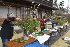 春の彩り 音色満喫　生け花、琴演奏など催し　真岡・金鈴荘