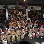 足利で伝統の「節分鎧年越」　武者姿の230人集結　市の繁栄願い力強く豆…