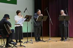 新春と叙勲祝い 歌謡曲の演奏も