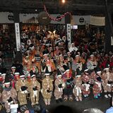 足利で伝統の「節分鎧年越」　武者姿の230人集結　市の繁栄願い力強く豆まき