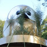 くすぐったい？　那珂川・鷲子山上神社でフクロウ像すす払い