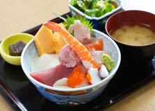 【グルメ探訪】旬のネタをてんこ盛り　海鮮丼ランチ　稲安食道（栃木）