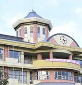 ロケット?お城?テーマパーク? 田園地帯に建つ重厚な建物の正体は… 世界につながる心躍る“学びや”