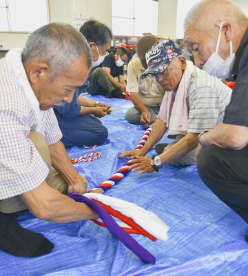 天王祭に向けてたすきを制作する関係者たち