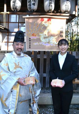 絵馬をデザインした斉藤さん（右）と提箸宮司