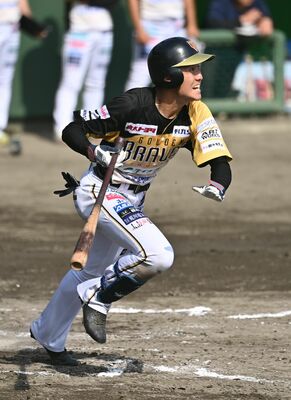中日から育成ドラフト３位指名を受けた栃木ＧＢの尾田＝６月18日の福島戦、小山運動公園野球場