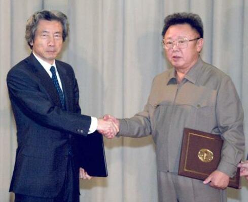 　２００２年９月、平壌市内の百花園迎賓館で日朝平壌宣言の署名を終え、握手する小泉純一郎首相（左）と北朝鮮の金正日総書記（共同）