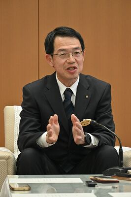 就任会見で抱負を述べる笹川副知事＝１日午後、県庁