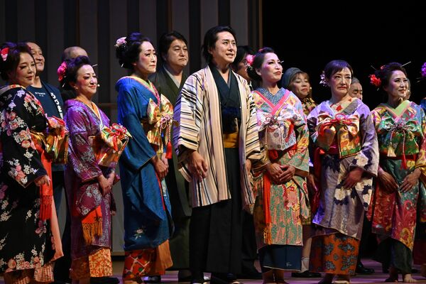 公演初日の２９日、役を演じきった出演者たち