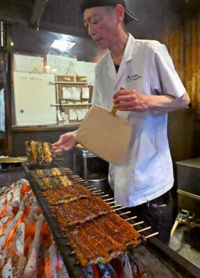 「八ツ目や にしむら目黒店」で焼き上げられるウナギ=27日午後、東京都目黒区