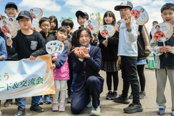 　パレードの途中で記念撮影に応じるスピードスケート女子の高木美帆さん（中央手前）＝９日午前、北海道幕別町