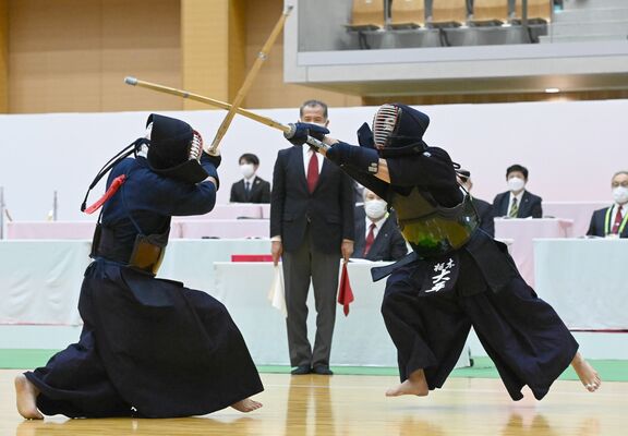 剣道成年男子決勝　大平（右）がメンを狙う＝宇都宮市のユウケイ武道館