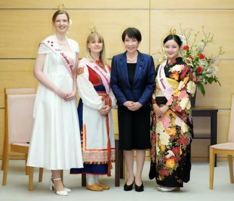 　左からドイツの「ハンブルクさくらの女王」のデニースさん、「フィンランドさくらプリンセス」のアホラさんと面会する高市首相。右端は日本さくらの女王の清水悠華さん＝１５日午後、首相官邸
