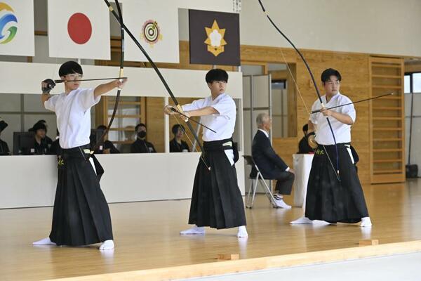 弓道少年男子近的決勝　優勝した本県選抜の（左から）鎌田、阿久津、熊倉＝佐賀県多久市緑が丘弓道場