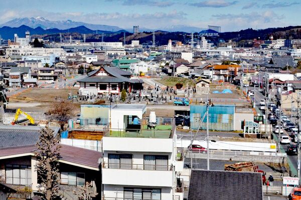 小幡・清住土地区画整理事業の対象地域。建物が取り壊され、更地が目立つようになった（右は本郷町通り）