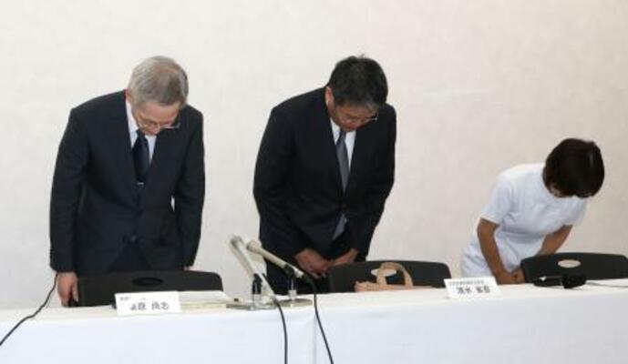 　記者会見で謝罪する岐阜県総合医療センターの桑原尚志院長（左）ら＝２０日午後、岐阜市