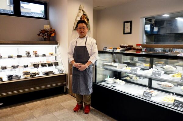 総菜が並ぶ店内とオーナーの高田さん