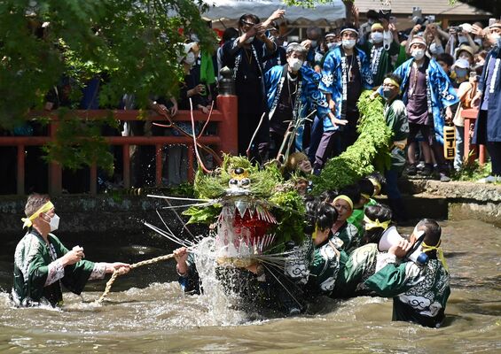 「水飲みの儀」で水しぶきを上げる大蛇＝５日午後０時15分、小山市間々田