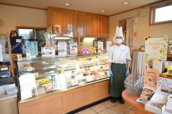 季節感あるデザートが並ぶ店内