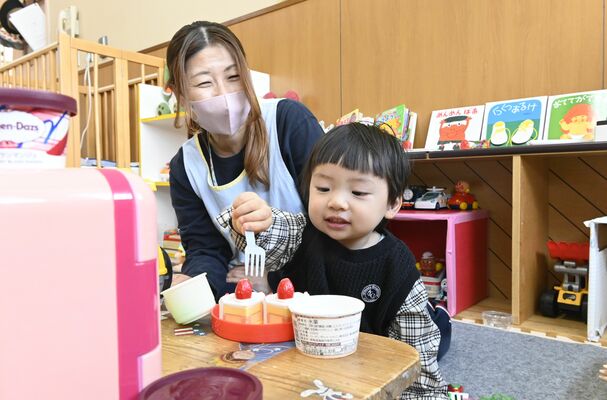 こども誰でも通園制度を利用して、にし保育所で過ごす男児＝３月27日午前、足利市大前町