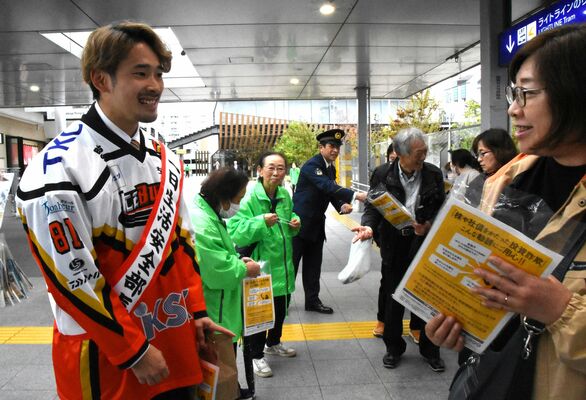 特殊詐欺などへの注意を呼びかけるＨＣ栃木日光アイスバックスの鈴木主将（左）＝28日午後、宇都宮市宮みらい