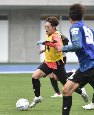 「ＪＰＦＡトライアウト」の紅白戦でドリブル突破する元栃木ＳＣの湯澤＝カンセキスタジアムとちぎ