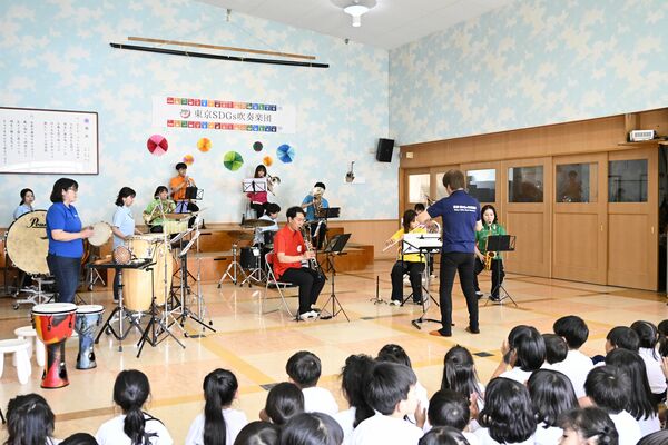 演奏を披露する「東京SDGs吹奏楽団」のメンバー