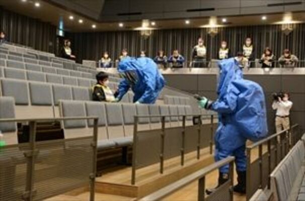 要救助者役の男性を救助する県警機動隊員ら＝29日午前、宇都宮市本町