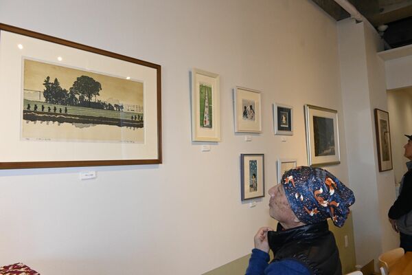 版画や切り絵作品が展示されている会場