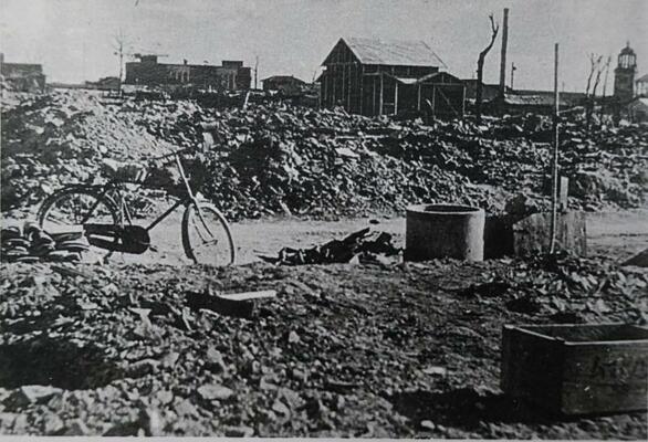 終戦後に撮影された今治市中心部の焼け跡（新居田大作さん提供）