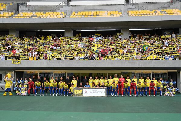 駆け付けたサポーターと記念撮影する栃木ＳＣの選手たち＝カンセキスタジアムとちぎ