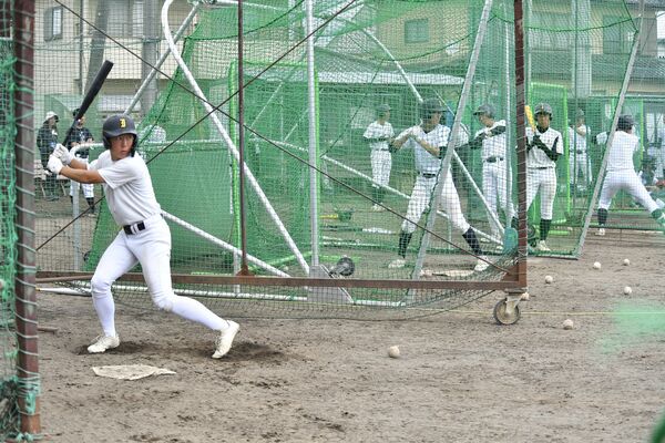 打撃練習に汗を流す石橋ナイン＝同校グラウンド